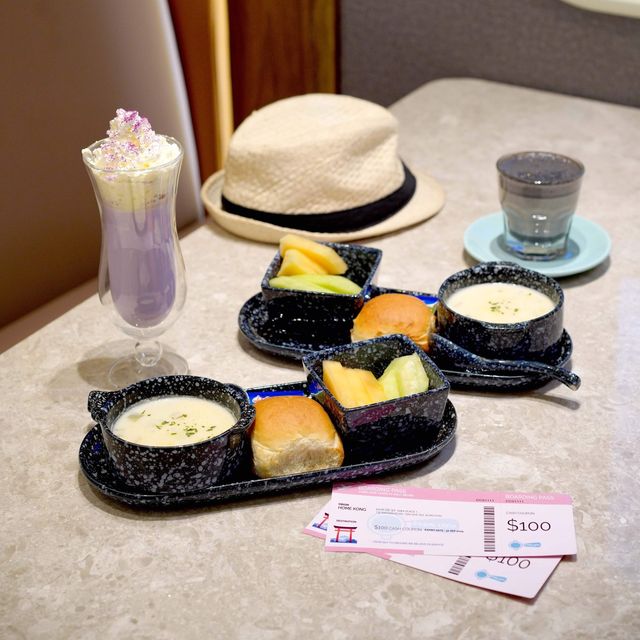 今次介紹比你呢間係新開的CABIN CREW COFFEE，以航空為主題，有侯機室+飛機艙做室內裝潢，勁啱打卡，最特別係卡位有飛機窗，打開見到富士山，係度影返張相扮去旅行都正啦！