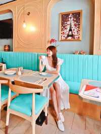 法式 Tiffany Blue 打卡餐廳  好Sharp嘅餐廳門口，引起咗我哋注意 望吓入面，餐廳仲幾靚添，好啱打卡影靚相 我哋就決定入去坐吓🥰  平日嘅下午，人比較少，可以慢慢打卡影相 呢度真係好