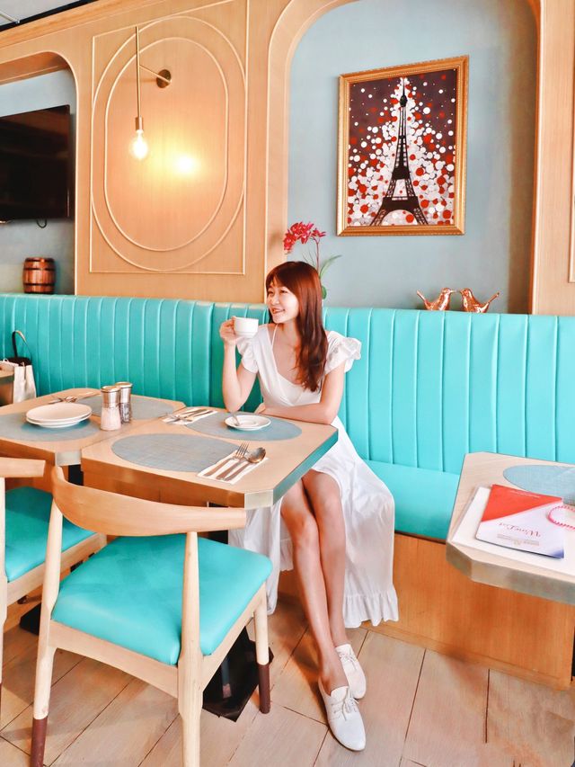 法式 Tiffany Blue 打卡餐廳  好Sharp嘅餐廳門口，引起咗我哋注意 望吓入面，餐廳仲幾靚添，好啱打卡影靚相 我哋就決定入去坐吓🥰  平日嘅下午，人比較少，可以慢慢打卡影相 呢度真係好