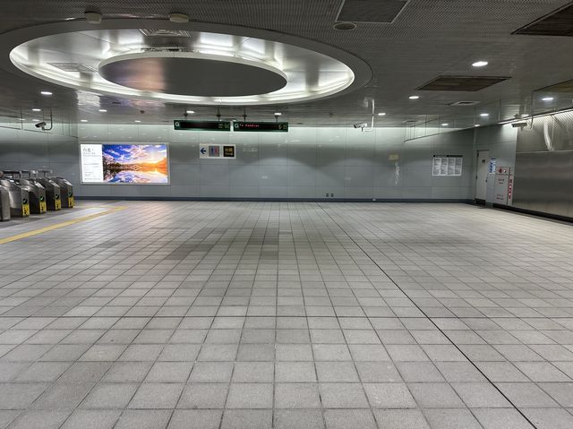 捷運松山站 超有特色的圓弧造型電扶梯