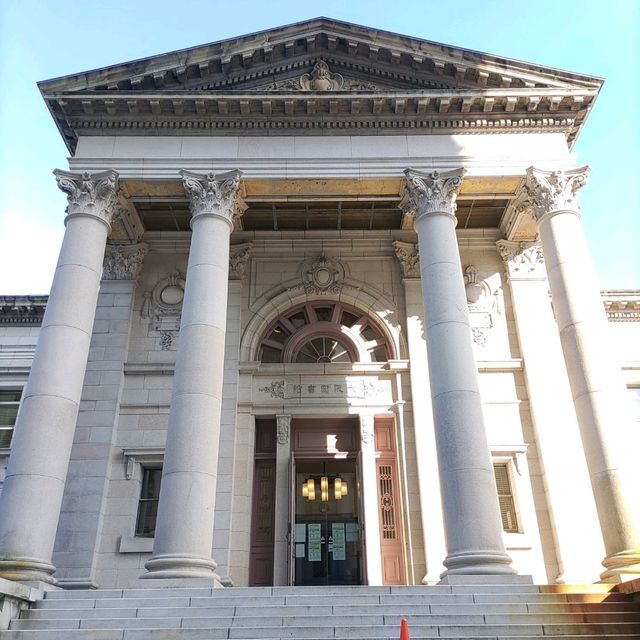 まるで神殿！大阪の中之島図書館
