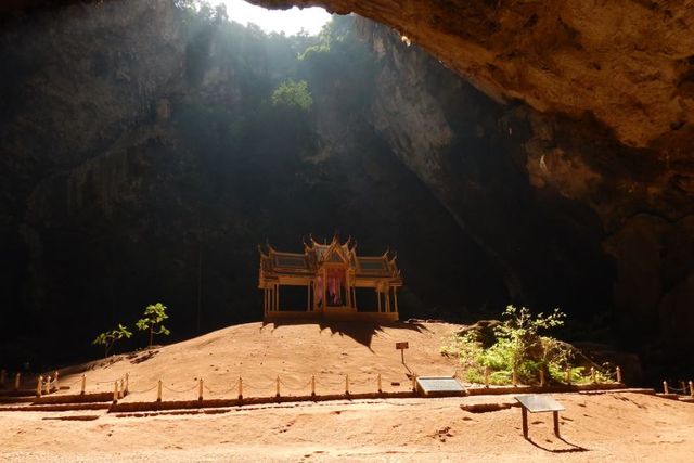 ถ้ำพระยานคร กับปราสาทกลางถ้ำ