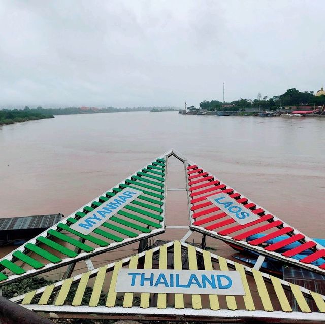 สามเหลี่ยมทองคำ (Golden Triangle)

