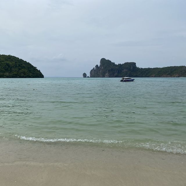 ฟ้าหลังฝนบนเกาะพีพี เอ๊ะ น้ำสวยทรายขาวขึ้นตั้งเยอะ