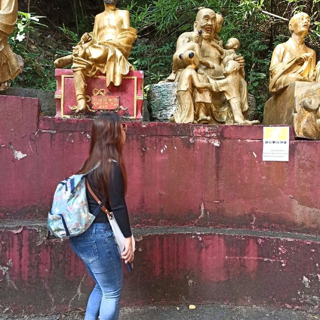 10,000 BUDDHAS MONASTERY 