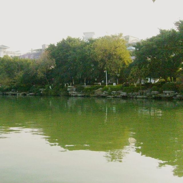 Strolling around lakes and rivers in Guilin