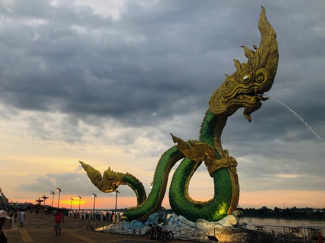 ลานพญานาคคู่ หนองคาย