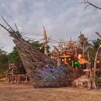 บาร์เรือโจรสลัด ติดทะเลแต่...
