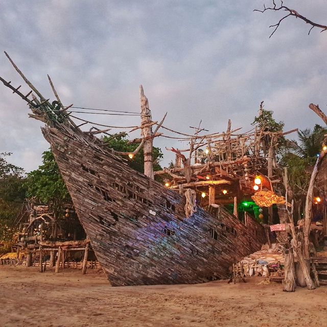 บาร์เรือโจรสลัด ติดทะเลแต่...