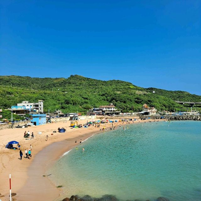 新北 | 最靠近台北的海灘祕境「大武崙沙灘」，海水超清澈、乾淨白沙灘，超級享受