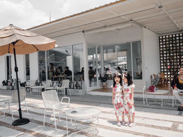 คาเฟ่แสงสวย Linen cafe