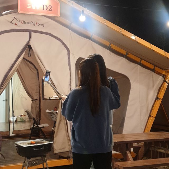 친구들과 함께 캠핑을 즐기며 우정을 다지는 “파크오브드림”