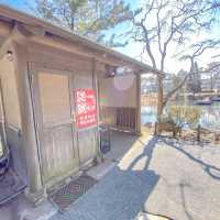 三溪園南門と梅の花