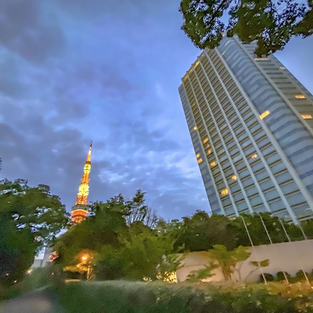 夜のパークタワー東京の正面からの様子
