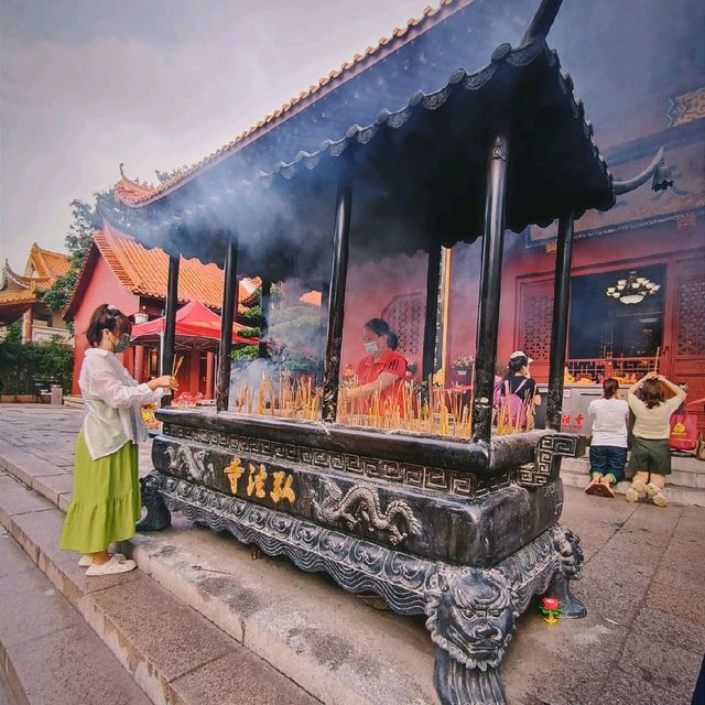 Offering prayers in Hongfa temple 🙏