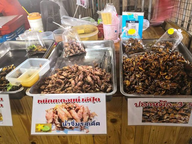 ตลาดน้ำดอนหวาย ของอร่อยๆ เพียบ