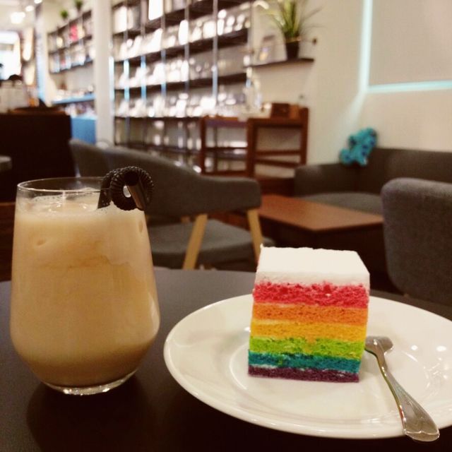 質感高又舒適的咖啡館｜HOKI cafe｜彩虹蛋糕好看又好拍