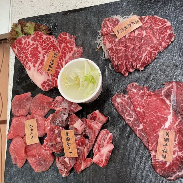 充滿粉紅色的火鍋店
