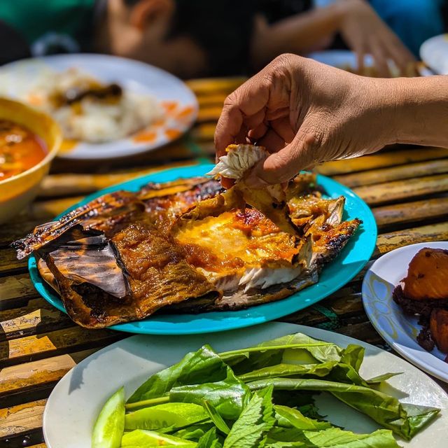 Makan Dalam Sungai!