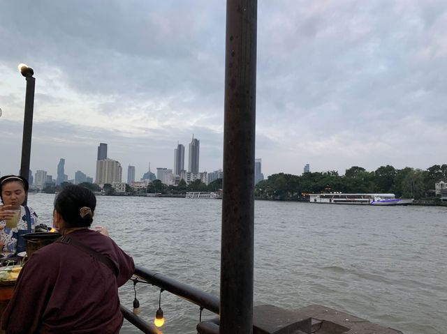 曼谷（昭拍耶河）觀賞河景食自助餐泰式火鍋「Yang Noey Saphan Phut」