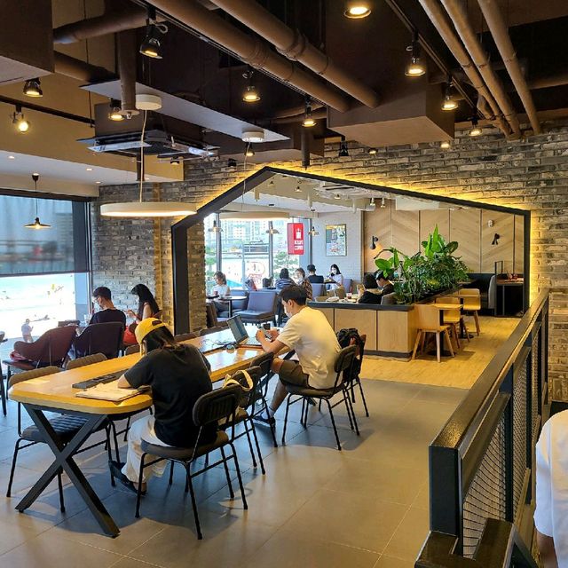 광안리 해수욕장 뷰를 마시는 카페 '할리스'