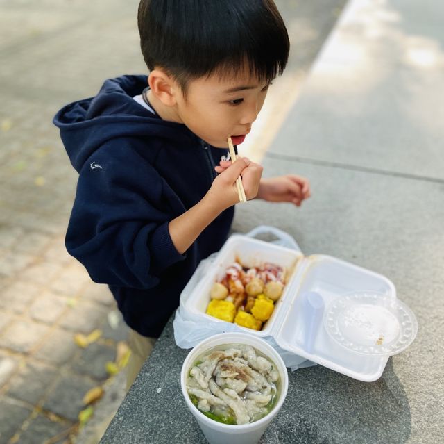 渣哥1996港式人氣懷舊街頭小食店！腸粉魚蛋燒賣魚肉湯好味！