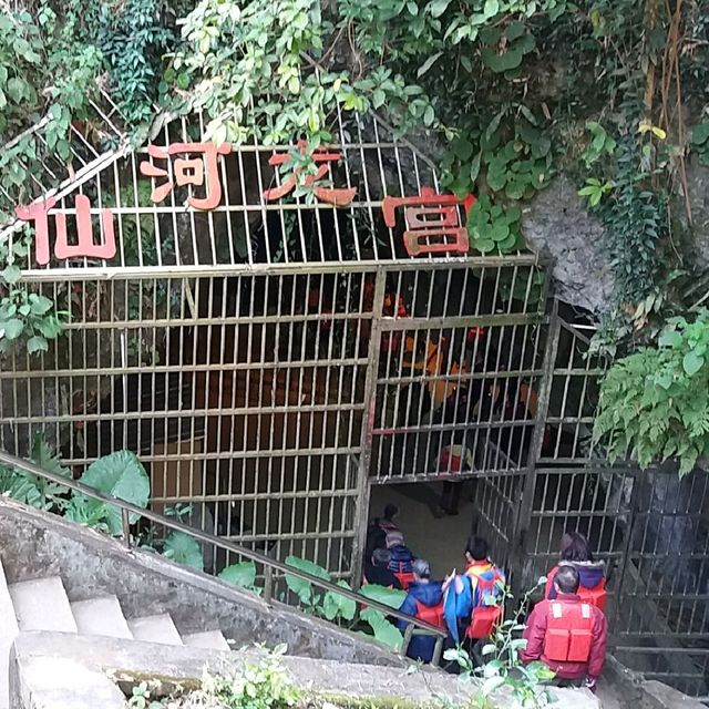 七彩斑斕的地下鐘乳石
