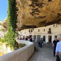 Setenil de las Bodegas สร้างบ้านใต้หินในสเปน