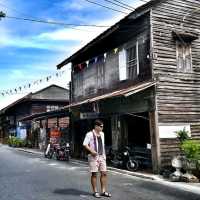 ถนนเก่าแก่ที่ทอดตัวยาวขนานไปกับแม่น้ำระยอง