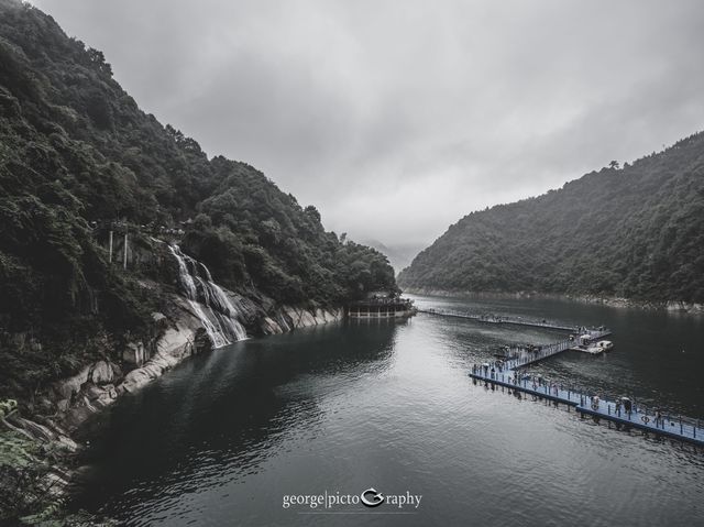 Misty Dongjiang Lake (东江湖)