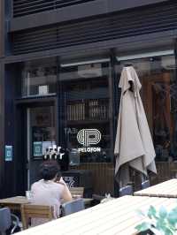 輕鐵旁的木系Cafe 