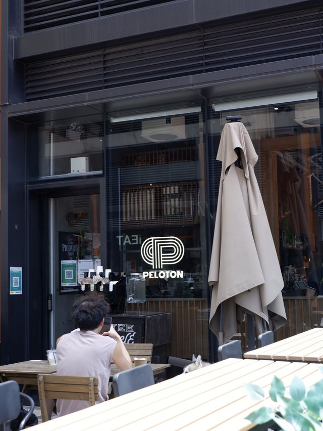 輕鐵旁的木系Cafe 
