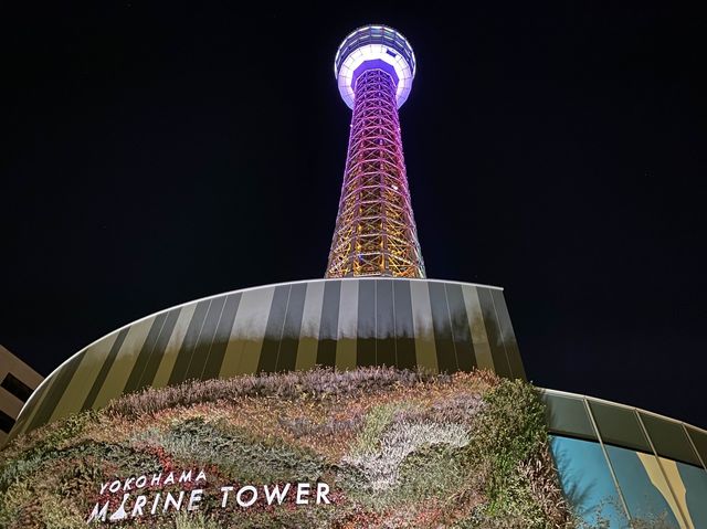 神奈川・横浜。かつては灯台としても活躍『横浜マリンタワー』