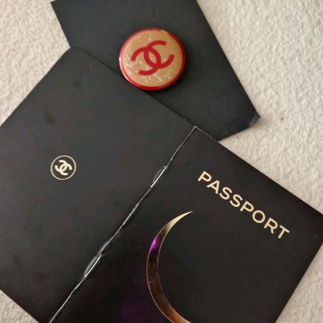 登月！請帶好你的星際護照，打包好行李！記得要帶五号香水！