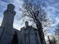 In the fairytale-like Neuschwanstein Castle, admire the fairyland-like snow scenery of the Alps.