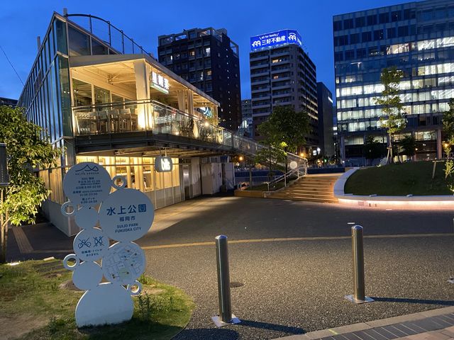 那珂川の水辺で休憩。福岡の夜景も楽しめます。