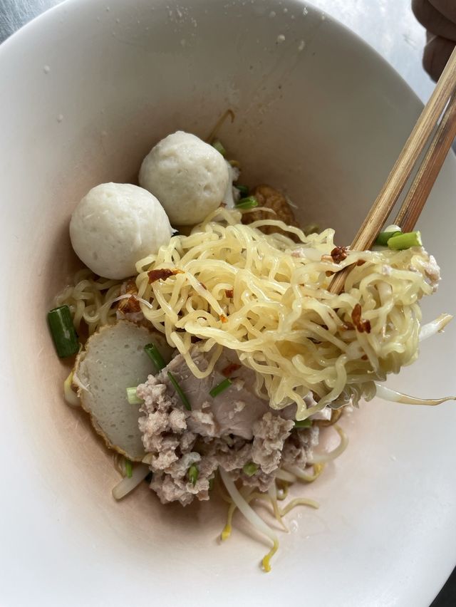 ก๋วยเตี๋ยวลูกชิ้นปลาลือชา แถวสมเด็จเจ้าพระยา