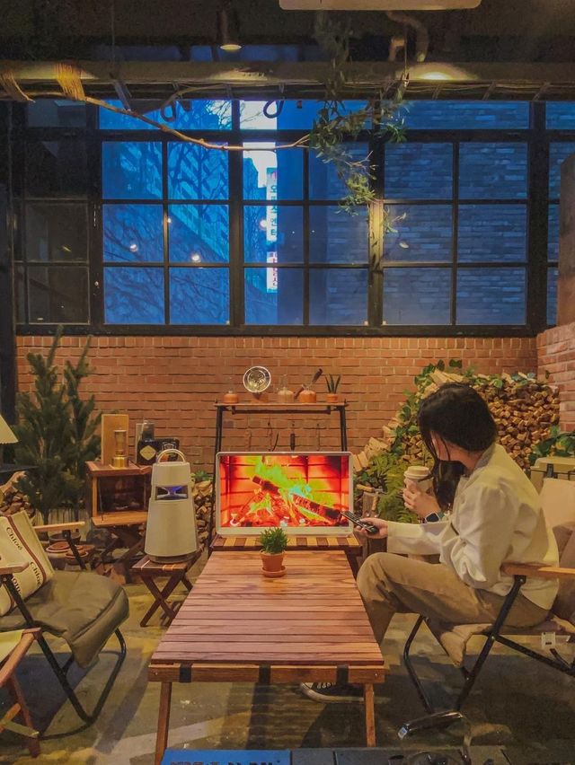 추운 겨울 청담 카페에서 캠핑 바이브 느끼기 