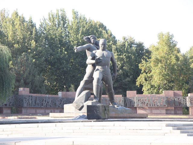 來到烏茲別克的特別花園，這個大戰和平博物館