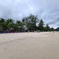 ชายหาดสวย  ทรายขาว น้ำทะเลสีฟ้า