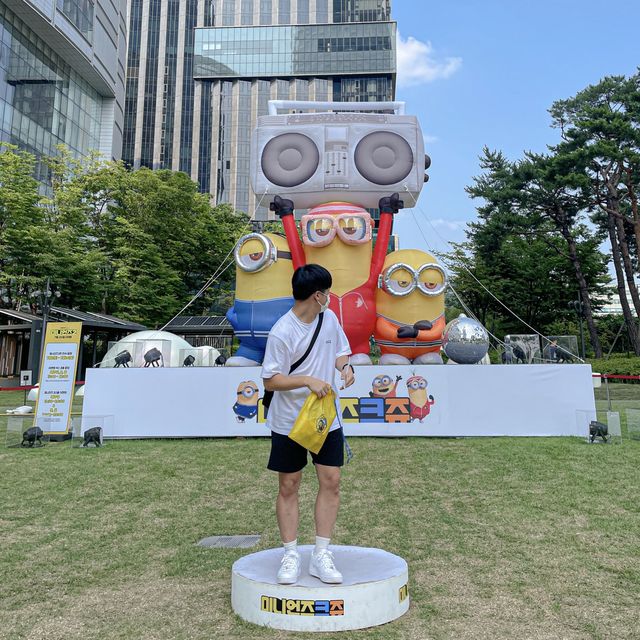 서울에 나타난 미니언즈 삼총사🟡