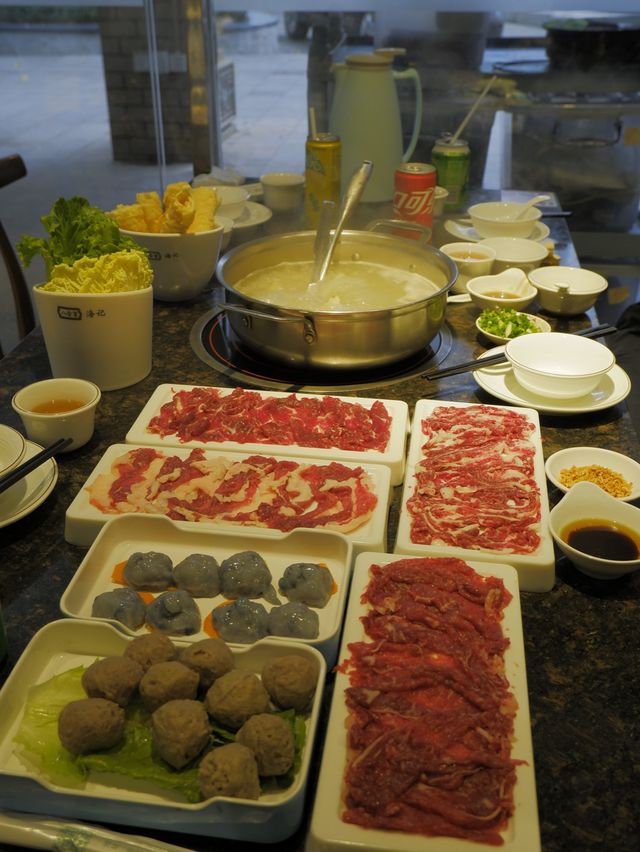 鮮牛肉火鍋，牛丸多汁彈牙
