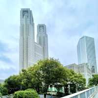 新宿NSビルの「ユックリズム振り子時計」