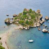 意大利西西里山城TAORMINA：高角度往下望絕美海中小島