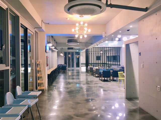 울산 북구 나인유 실내 전경 — 통창과 넓은 좌석, 폴리싱 바닥