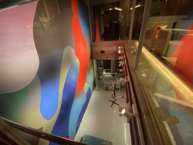 施設全体が個性的なアートホテルに宿泊。(フロント部分)
