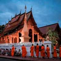 ตักบาตรข้าวเหนียว ที่หลวงพระบาง ประเทศลาว