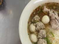 ต้นม่วงก๋วยเตี๋ยวต้มยำกระดูกหมู