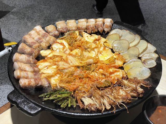 [대전 봉명동] 솥뚜껑 삼겹살의 미친 비주얼 - 세겹식당 | 트립닷컴 대전 [대전 봉명동] 솥뚜껑 삼겹살의 미친 비주얼 - 세겹식당 | 트립닷컴 대전 