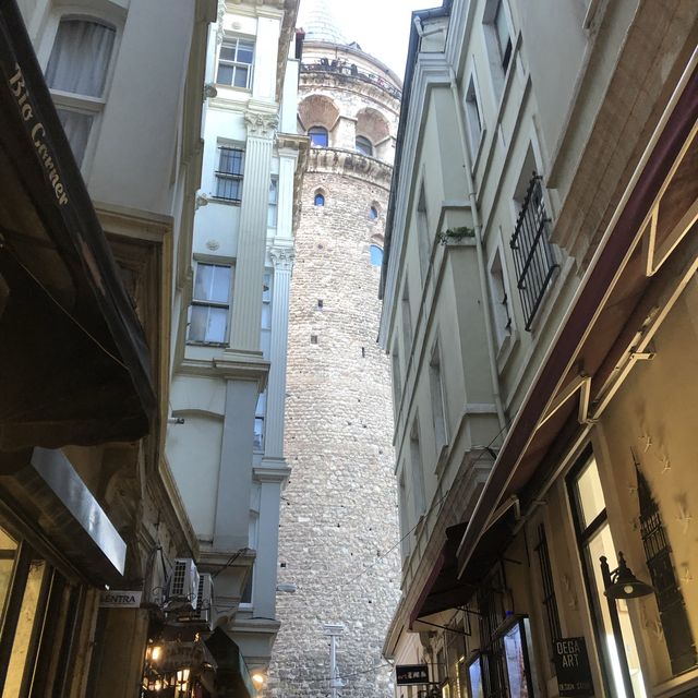 イスタンブール 新市街に一際高くそびえるガラタ塔
